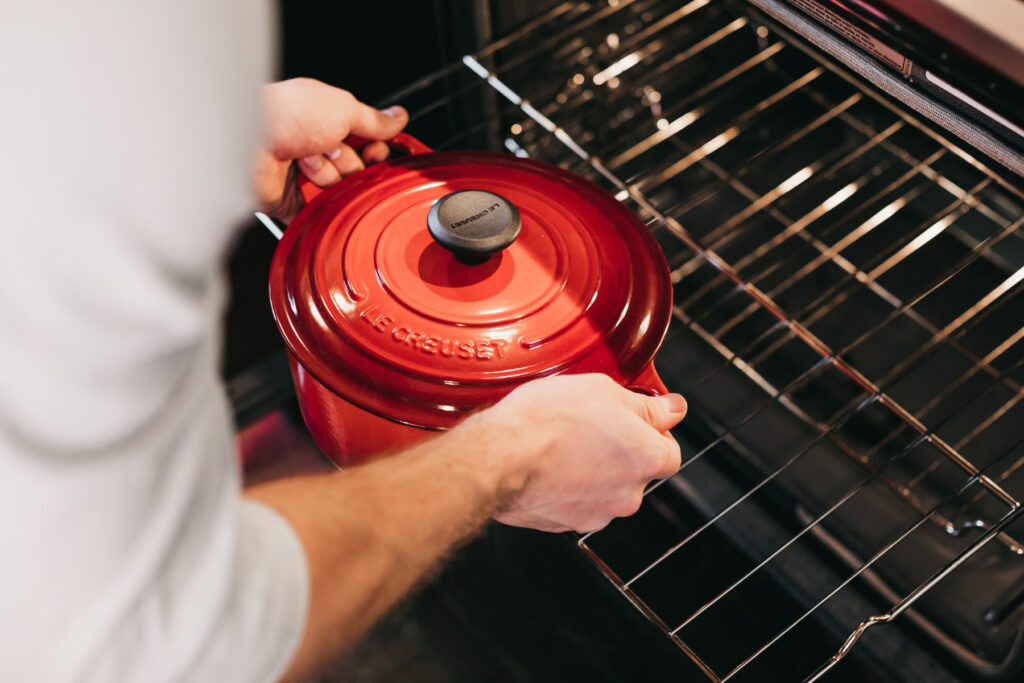 Dutch oven : Mastering the Dutch oven in Your Kitchen